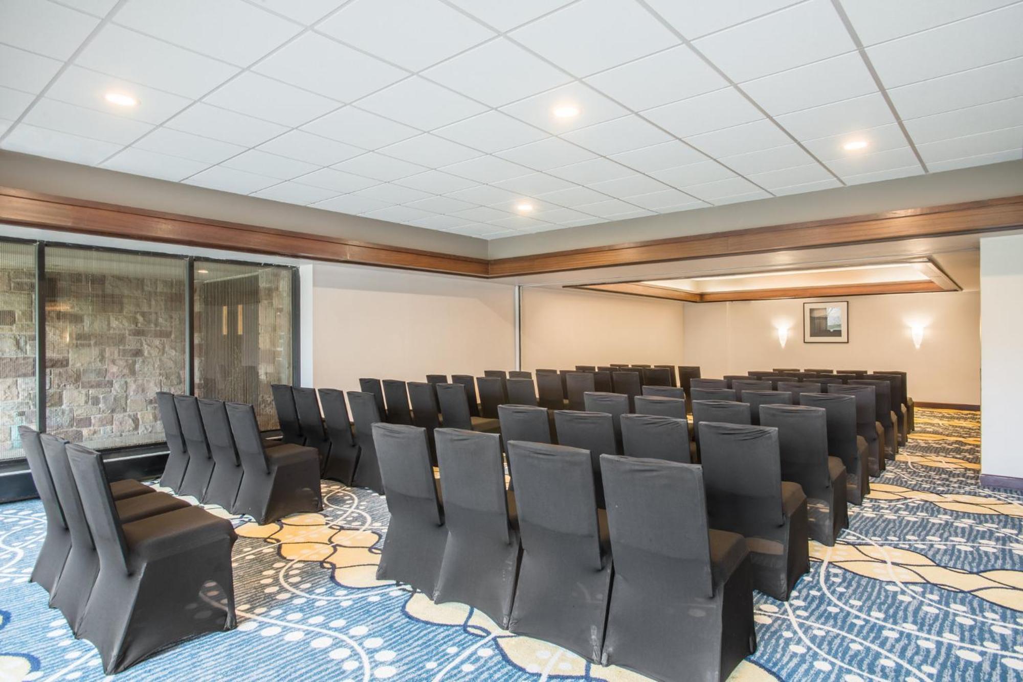 Crowne Plaza - Conference Center By Ihg Hotel