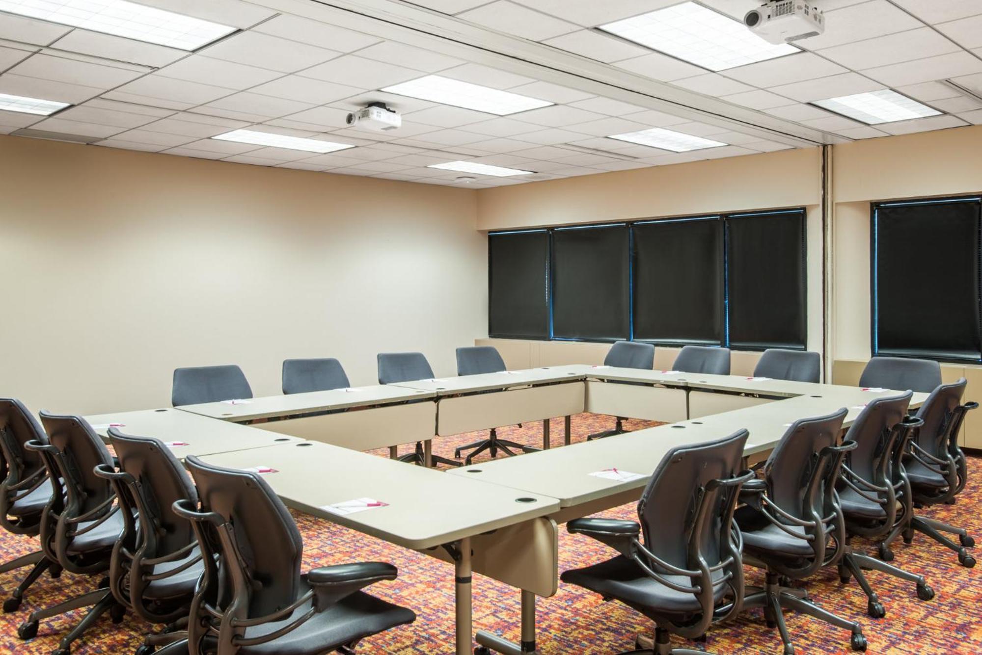 Crowne Plaza - Conference Center By Ihg Hotel